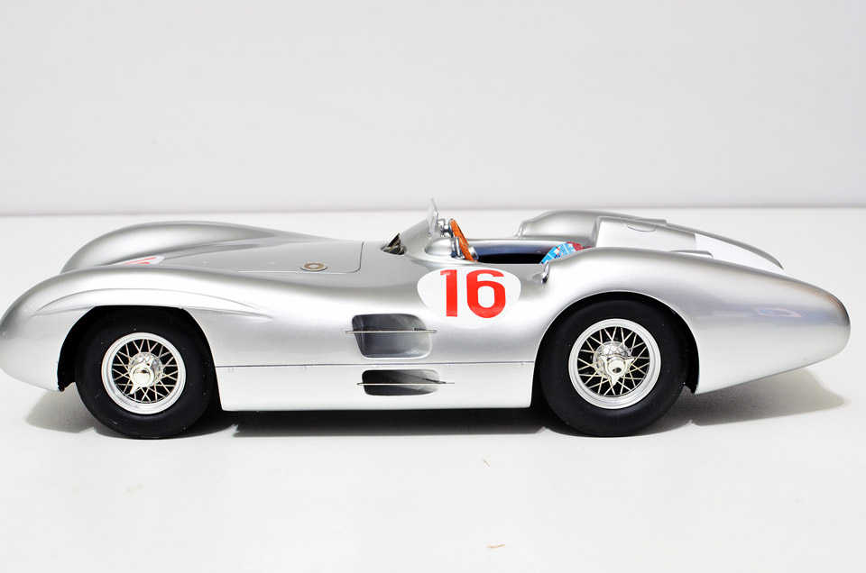 JUAN MANUEL FANGIO 1954 DAIMLER BENZ AG MERCEDES-BENZ W 196 STROMLINIE 1:18